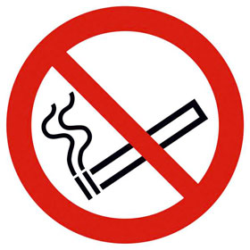 Verbotsschild auf Rolle Rauchen verboten